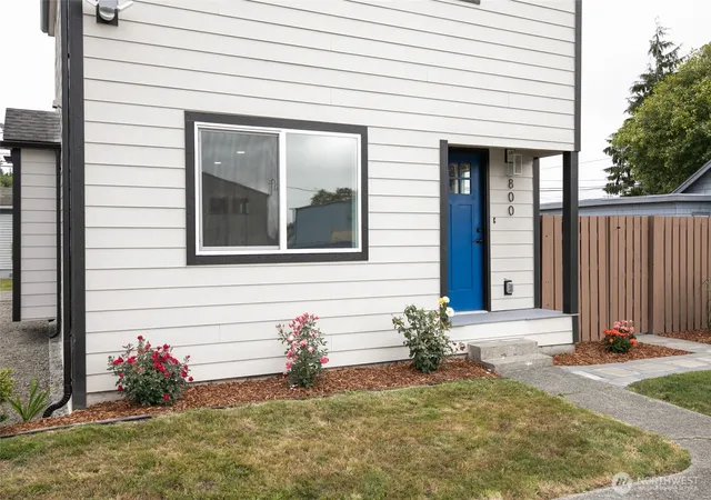 Photo 2 of Single family home for sale at 800 E Market St, Aberdeen, WA 98520 | MLS# NWM2573573 | Listing updated on 2026-09-28