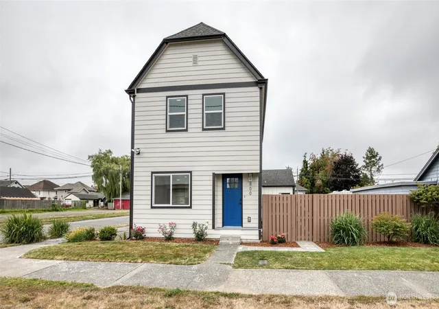 Photo 3 of Single family home for sale at 800 E Market St, Aberdeen, WA 98520 | MLS# NWM2573573 | Listing updated on 2026-09-28