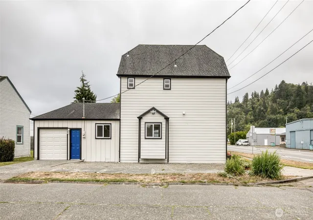 Photo 3 of Single family home for sale at 800 E Market St, Aberdeen, WA 98520 | MLS# NWM2573573 | Listing updated on 2026-09-28