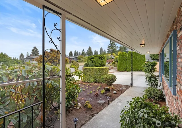 Photo 3 of Sale Pending at 741 S 295Th Pl, Federal Way, WA 98003 | MLS# NWM2573590 | Listing updated on 2026-10-01