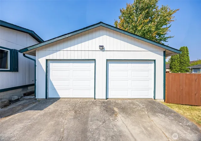 Photo 3 of Sale Pending at 1810 N 33rd Pl, Mount Vernon, WA 98273 | MLS# NWM2573643 | Listing updated on 2026-09-25
