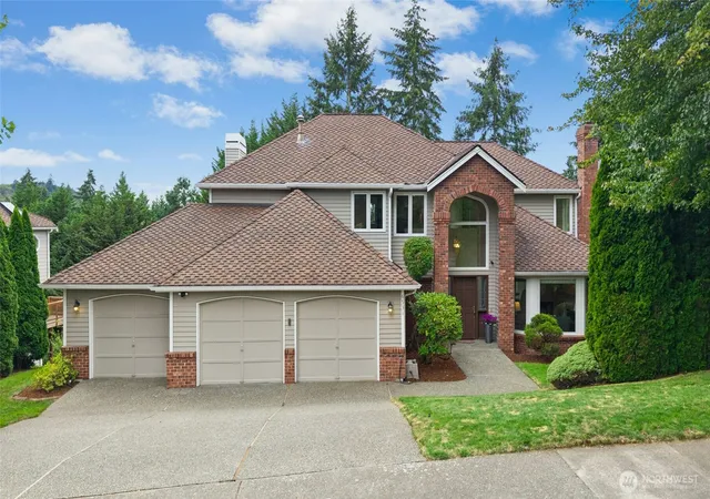 Photo 2 of Sale Pending at 6531 154th Pl Se, Bellevue, WA 98006 | MLS# NWM2573661 | Listing updated on 2026-09-27