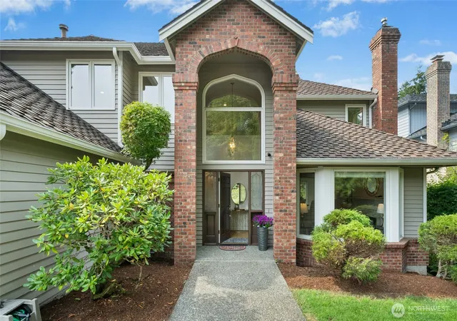 Photo 3 of Sale Pending at 6531 154th Pl Se, Bellevue, WA 98006 | MLS# NWM2573661 | Listing updated on 2026-09-27