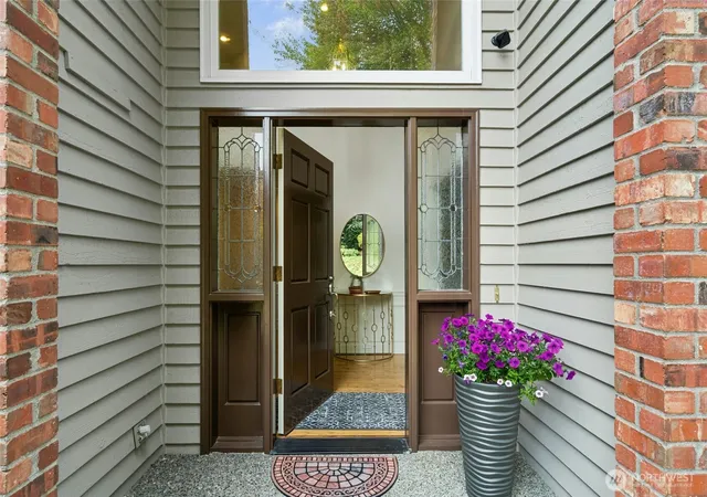 Photo 3 of Sale Pending at 6531 154Th Pl Se, Bellevue, WA 98006 | MLS# NWM2573661 | Listing updated on 2026-09-27