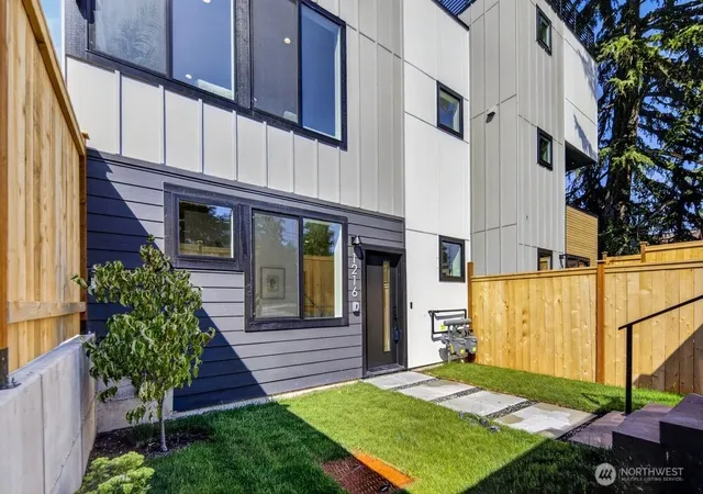 Photo 3 of Single family home for sale at 1216 Ne 100th St, Seattle, WA 98125 | MLS# NWM2573703 | Listing updated on 2026-09-25