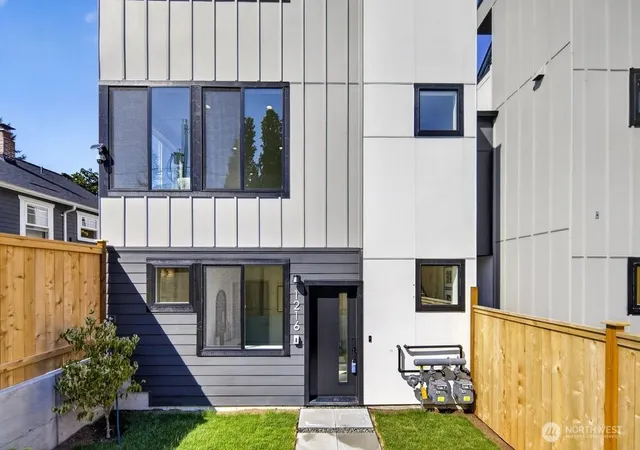Photo 3 of Single family home for sale at 1216 Ne 100Th St, Seattle, WA 98125 | MLS# NWM2573703 | Listing updated on 2026-10-04