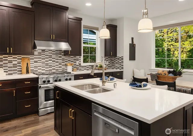 Photo 4 of Single family home for sale at 957 Pine Crst Cir NE, Issaquah, WA 98029 | MLS# NWM2573741 | Listing updated on 2026-10-09