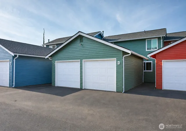 Photo 2 of Townhouse for sale at 106 Fairside Dr #D, Lynden, WA 98264 | MLS# NWM2573751 | Listing updated on 2026-10-01