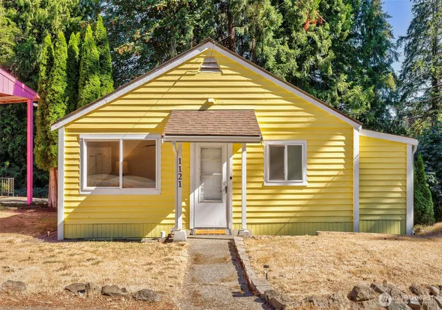 Photo 2 of Sale Pending at 1121 Lower Marine Dr, Bremerton, WA 98312 | MLS# NWM2573762 | Listing updated on 2026-10-02