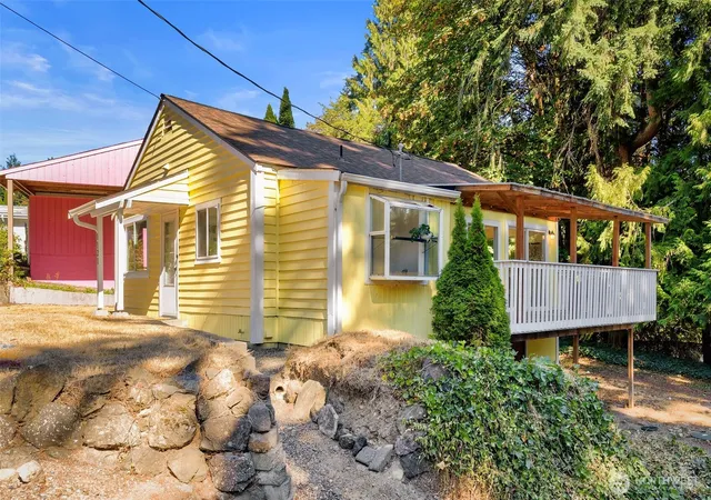 Photo 3 of Sale Pending at 1121 Lower Marine Dr, Bremerton, WA 98312 | MLS# NWM2573762 | Listing updated on 2026-10-02