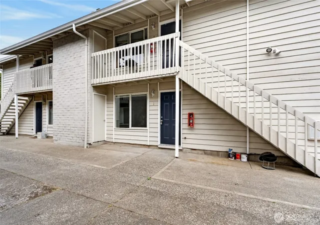 Photo 4 of Multi family home for sale at 1101 S Woodlawn St #1-4, Tacoma, WA 98465 | MLS# NWM2573776 | Listing updated on 2026-09-24