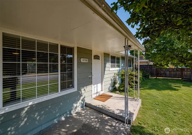 Photo 3 of Single family home for sale at 1206 S Walnut St, Burlington, WA 98233 | MLS# NWM2573821 | Listing updated on 2026-09-24