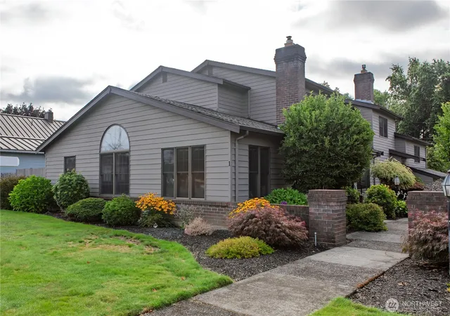 Condo for sale at 1111 Grover St #1A, Lynden, WA 98264 | MLS# NWM2573842