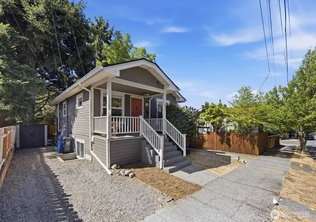 Photo 2 of Sale Pending at 1709 N 35th St, Seattle, WA 98103 | MLS# NWM2573888 | Listing updated on 2026-09-25