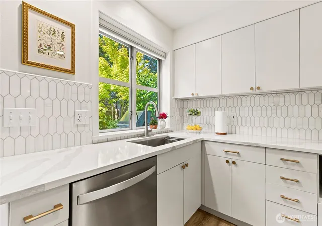 Photo 4 of Sale Pending at 300 26th Avenue E #D, Seattle, WA 98112 | MLS# NWM2573912 | Listing updated on 2026-09-21
