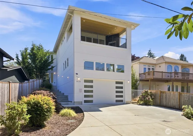 Photo 2 of Sale Pending at 8121 35th St W, University Place, WA 98466 | MLS# NWM2573936 | Listing updated on 2026-09-25