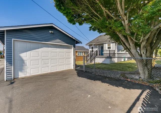 Photo 3 of Pending - Backup Offer Requested at 2716 Leonard Dr, Everett, WA 98201 | MLS# NWM2574067 | Listing updated on 2026-09-30