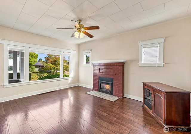 Photo 4 of Single family home for sale at 2716 Leonard Dr, Everett, WA 98201 | MLS# NWM2574067 | Listing updated on 2026-09-30