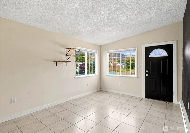 Photo 3 of Sale Pending at 9 Freemont Ave, Rock Island, WA 98850 | MLS# NWM2574082 | Listing updated on 2026-09-25