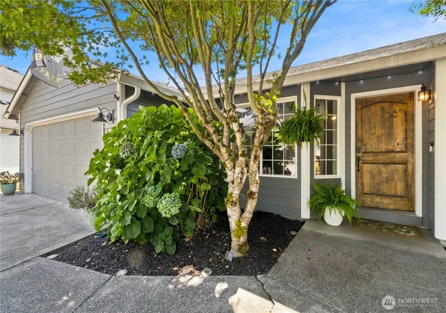 Photo 2 of Sale Pending at 13 W Pine Ln, Longview, WA 98632 | MLS# NWM2574088 | Listing updated on 2026-09-28