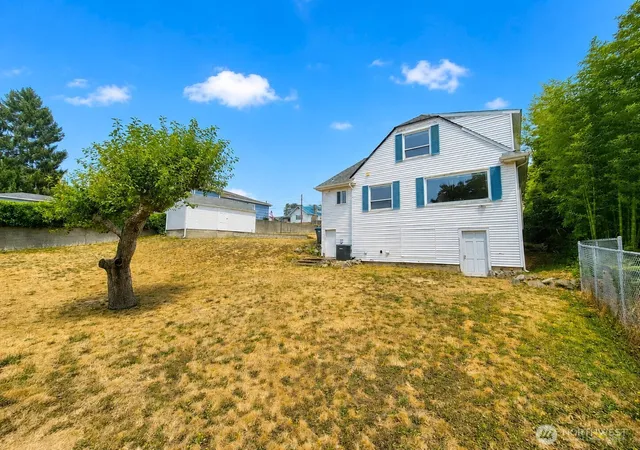 Photo 4 of Sale Pending at 1133 Hayward Ave, Bremerton, WA 98310 | MLS# NWM2574134 | Listing updated on 2026-09-03