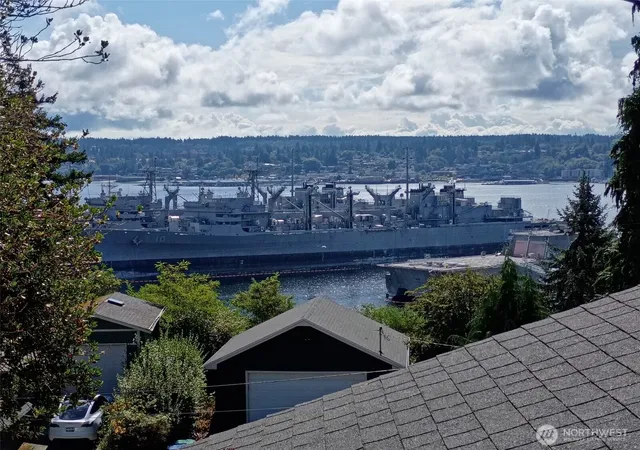 Photo 2 of Sale Pending at 735 S Summit Ave, Bremerton, WA 98312 | MLS# NWM2574135 | Listing updated on 2026-10-01
