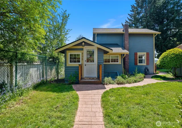Photo 4 of Sale Pending at 735 S Summit Ave, Bremerton, WA 98312 | MLS# NWM2574135 | Listing updated on 2026-10-01