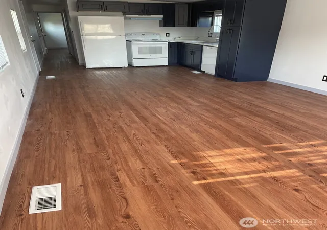 Photo 2 of Manufactured home for sale at 4000 76th St Ne #33, Marysville, WA 98270 | MLS# NWM2574142 | Listing updated on 2026-09-25
