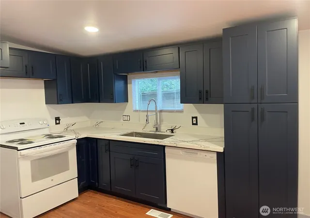 Photo 3 of Manufactured home for sale at 4000 76th St Ne #33, Marysville, WA 98270 | MLS# NWM2574142 | Listing updated on 2026-09-25