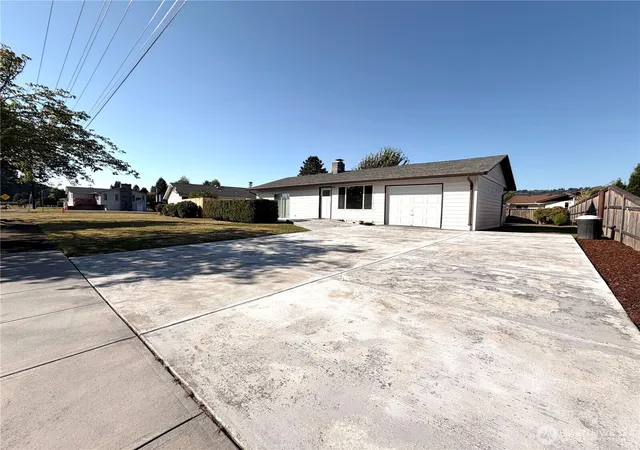 Photo 2 of Single family home for sale at 3430 Olive Wy, Longview, WA 98632 | MLS# NWM2574152 | Listing updated on 2026-09-30