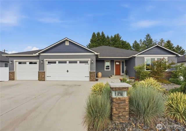 Photo 2 of Single family home for sale at 625 S Perry Ave, East Wenatchee, WA 98802 | MLS# NWM2574167 | Listing updated on 2026-09-27