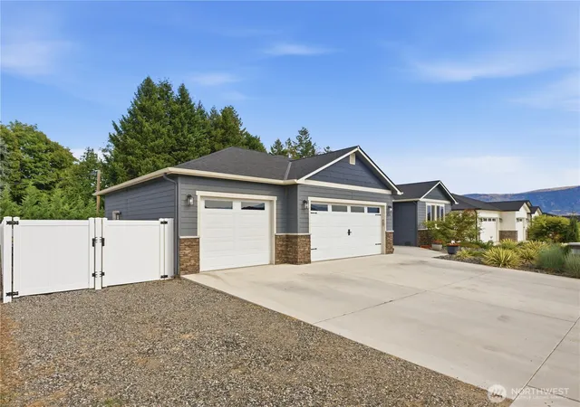 Photo 3 of Single family home for sale at 625 S Perry Ave, East Wenatchee, WA 98802 | MLS# NWM2574167 | Listing updated on 2026-09-27