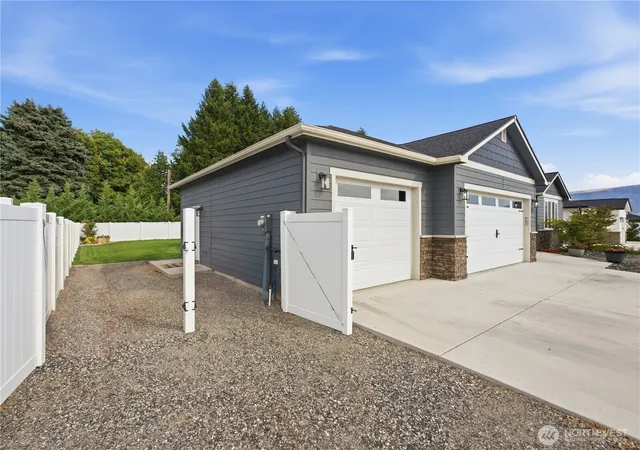 Photo 3 of Single family home for sale at 625 S Perry Ave, East Wenatchee, WA 98802 | MLS# NWM2574167 | Listing updated on 2026-09-27