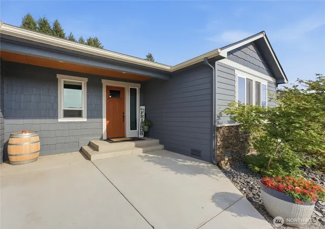 Photo 4 of Single family home for sale at 625 S Perry Ave, East Wenatchee, WA 98802 | MLS# NWM2574167 | Listing updated on 2026-09-27