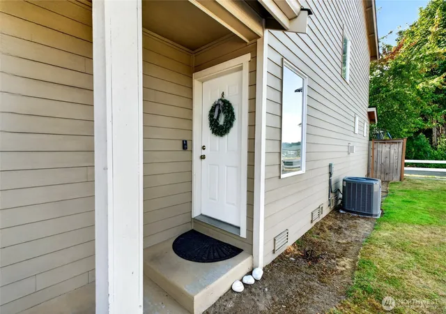 Photo 2 of Townhouse for sale at 302 29th St Se #101, Auburn, WA 98002 | MLS# NWM2574168 | Listing updated on 2026-09-22