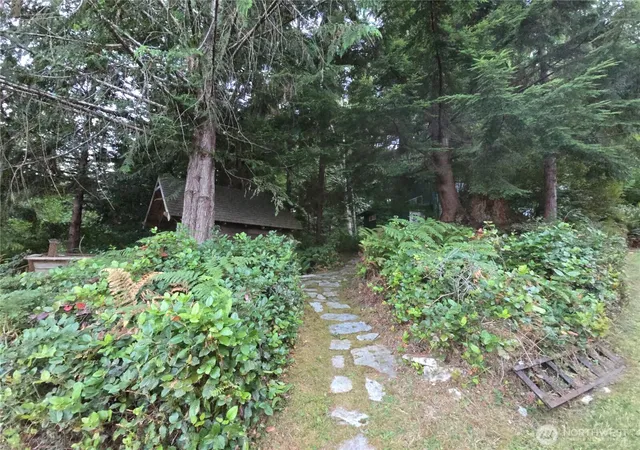 Photo 4 of Sale Pending at 425 W Shore Loop Rd, Snohomish, WA 98290 | MLS# NWM2574185 | Listing updated on 2026-09-25