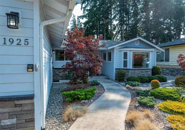 Photo 2 of Single family home for sale at 1925 Ne 8th Ave, Oak Harbor, WA 98277 | MLS# NWM2574302 | Listing updated on 2026-09-24