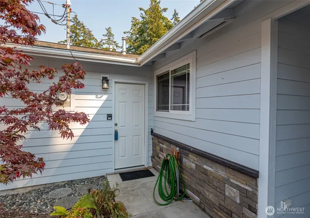Photo 3 of Single family home for sale at 1925 Ne 8Th Ave, Oak Harbor, WA 98277 | MLS# NWM2574302 | Listing updated on 2026-09-24