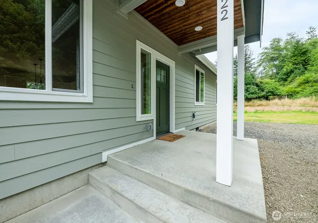Photo 2 of Single family home for sale at 1122 Tecumseh St, Aberdeen, WA 98520 | MLS# NWM2574341 | Listing updated on 2026-10-01