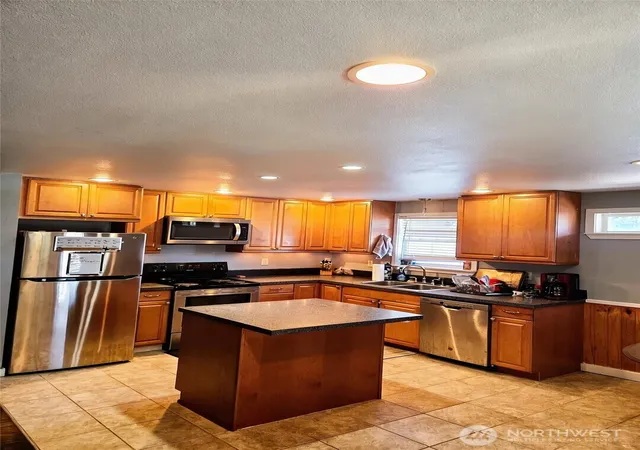 Photo 3 of Single family home for sale at 2000 E Highland Ave, Mount Vernon, WA 98273 | MLS# NWM2574361 | Listing updated on 2026-09-25