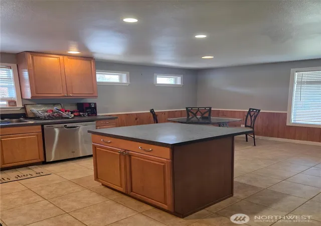 Photo 4 of Single family home for sale at 2000 E Highland Ave, Mount Vernon, WA 98273 | MLS# NWM2574361 | Listing updated on 2026-09-25