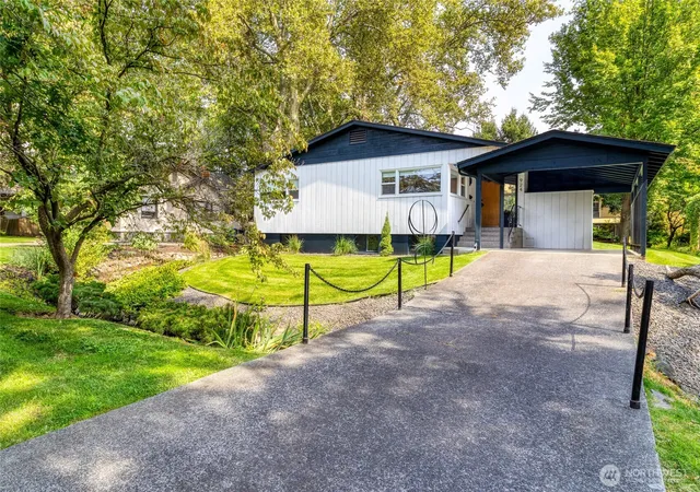 Photo 2 of Single family home for sale at 924 Bonnie Brae St, Walla Walla, WA 99362 | MLS# NWM2574369 | Listing updated on 2026-09-22