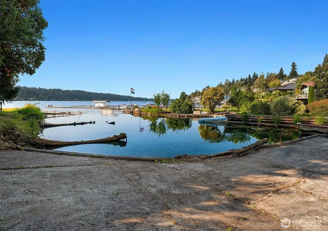 Photo 4 of Single family home for sale at 5031 Ripley Ln N, Renton, WA 98056 | MLS# NWM2574381 | Listing updated on 2026-09-23