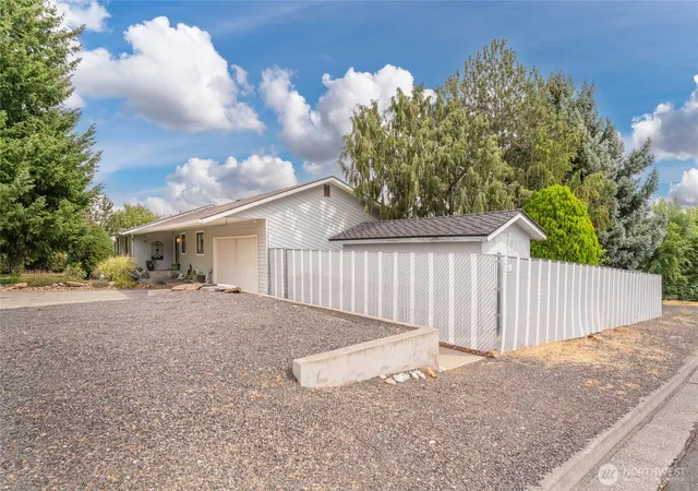 Photo 2 of Single family home for sale at 914 Roosevelt Blvd, Ephrata, WA 98823 | MLS# NWM2574397 | Listing updated on 2026-09-25