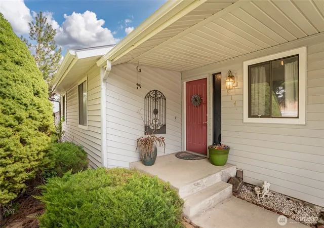 Photo 3 of Single family home for sale at 914 Roosevelt Blvd, Ephrata, WA 98823 | MLS# NWM2574397 | Listing updated on 2026-09-25