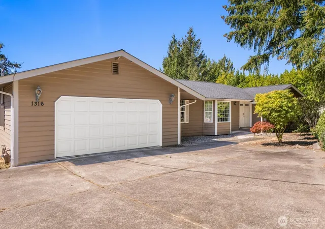 Single family home for sale at 1316 Valley View Dr, Puyallup, WA 98372 | MLS# NWM2574430
