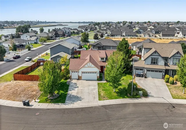 Photo 3 of Single family home for sale at 204 N Wellington St, Moses Lake, WA 98837 | MLS# NWM2574460 | Listing updated on 2026-09-25