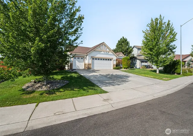 Photo 3 of Single family home for sale at 204 N Wellington St, Moses Lake, WA 98837 | MLS# NWM2574460 | Listing updated on 2026-09-25