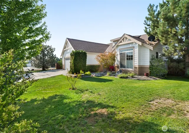 Photo 4 of Single family home for sale at 204 N Wellington St, Moses Lake, WA 98837 | MLS# NWM2574460 | Listing updated on 2026-09-25