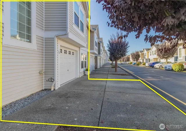 Photo 3 of Townhouse for sale at 5913 111th Street Ct E #34, Puyallup, WA 98373 | MLS# NWM2574506 | Listing updated on 2026-09-25